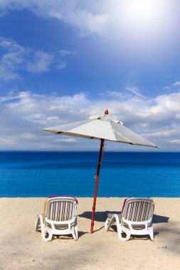 yataklar ve plaj şemsiye