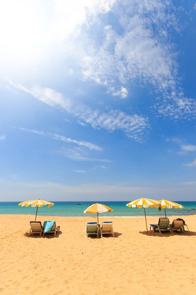 Lettini e ombrellone in spiaggia — Foto Stock