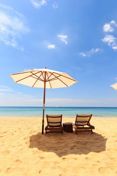 Lettini e ombrellone in spiaggia — Foto Stock