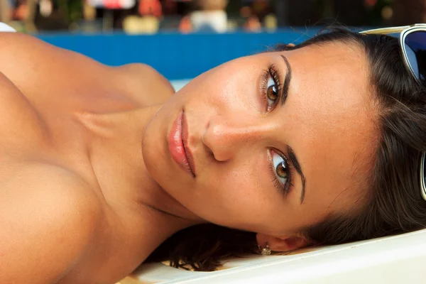 Mulher muito jovem relaxado à beira da piscina — Fotografia de Stock