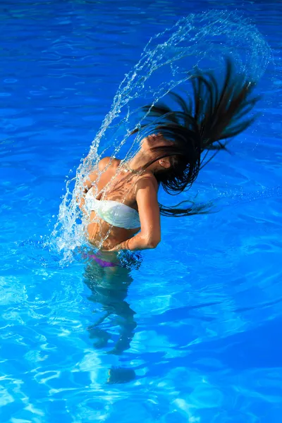 Jeune belle femme éclaboussant l'eau — Photo