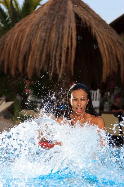 Genç güzel kadın sıçramasına su — Stok fotoğraf