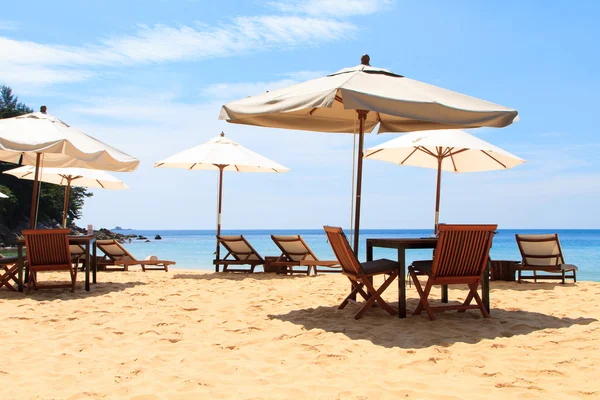 Łóżka i parasol na plaży — Zdjęcie stockowe