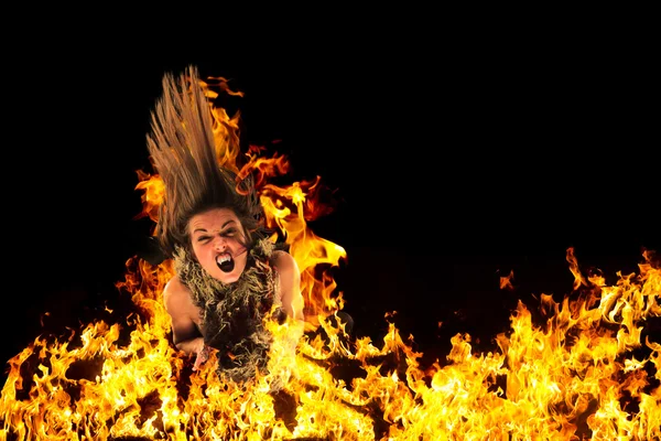 Žena obklopeni ohněm — Stock fotografie