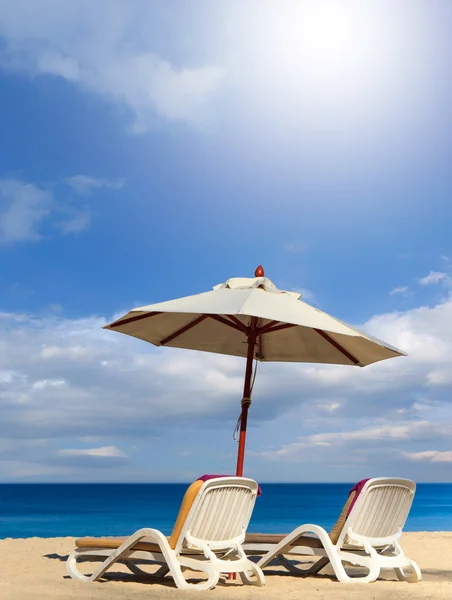 Bedden en een paraplu op het strand — Stockfoto