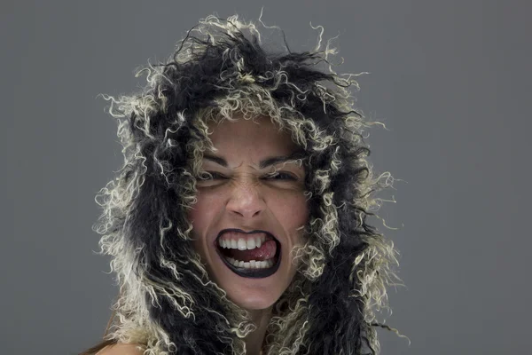 Vampir kadın gri arka plan üzerinde