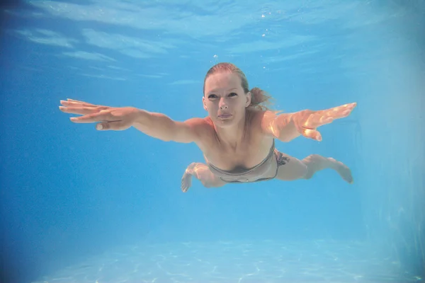 Woman swimming underwater — Stock Photo, Image