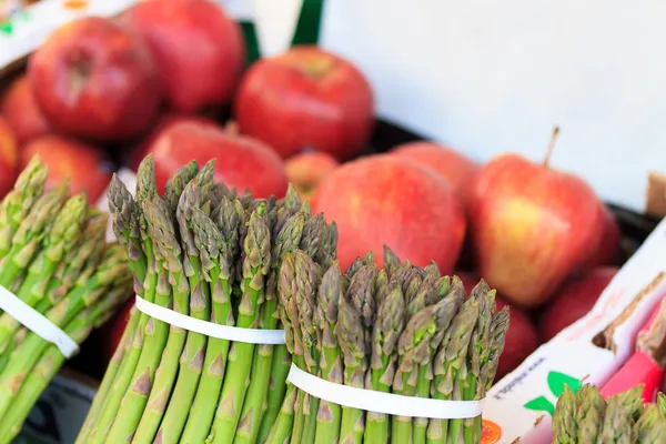 Produtos hortícolas no mercado — Fotografia de Stock