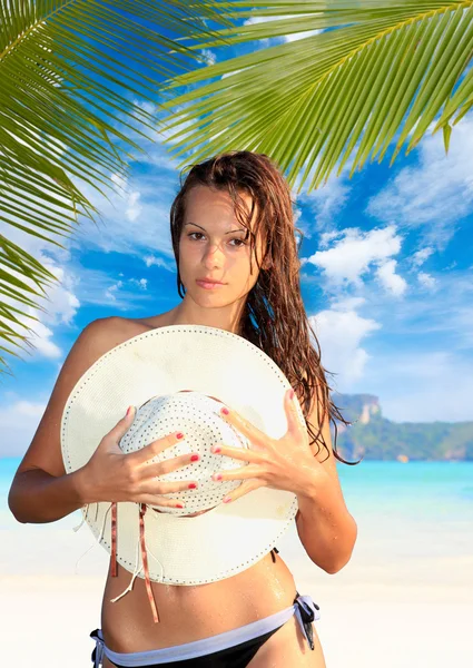 Donna con cappello di paglia sulla spiaggia — Foto Stock