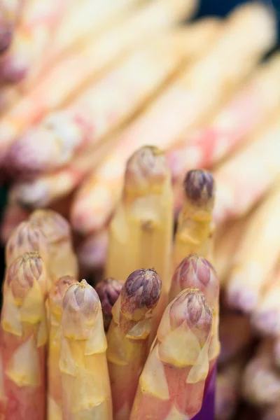 Fresh asparagus at the market — Stock Photo, Image