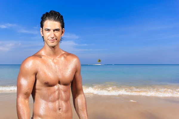 Uomo sulla spiaggia Paradisiaca — Foto Stock