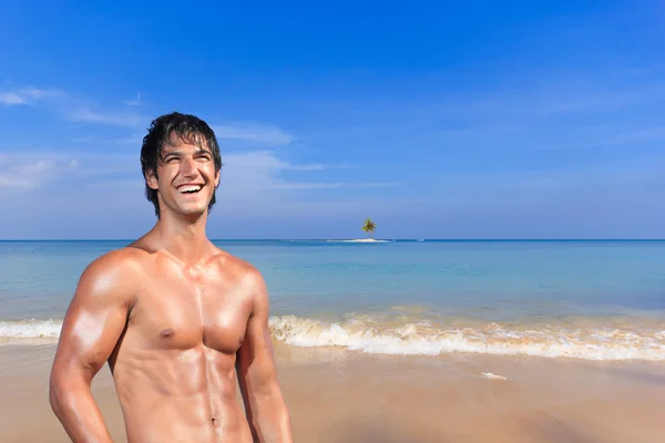 Man op het paradijselijke strand — Stockfoto