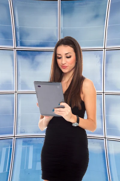 Mujer de negocios sosteniendo una tableta de ordenador —  Fotos de Stock