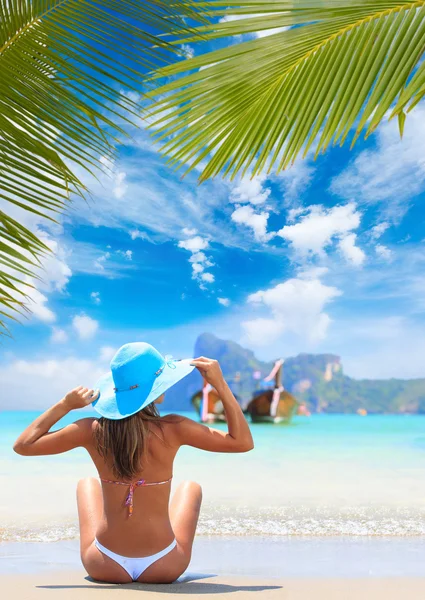 Junge Frau am Strand — Stockfoto