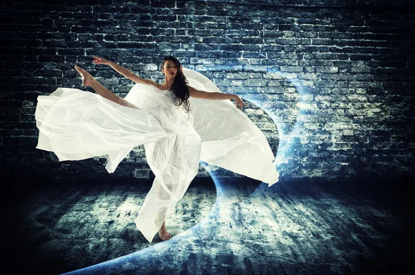 Танцівниця сучасного стилю на брудному фоні — стокове фото