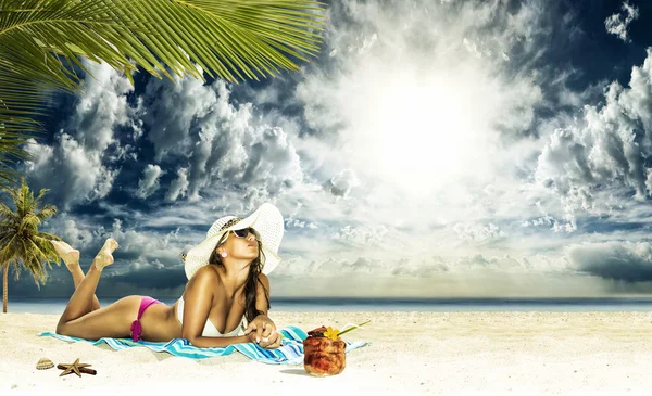 Žena slunění na pláži — Stock fotografie