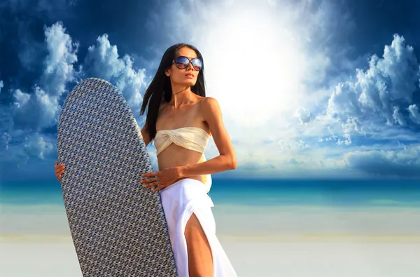 Surfista chica con tabla de surf en una playa —  Fotos de Stock