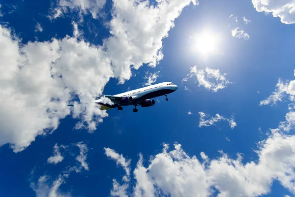 Avión en el cielo —  Fotos de Stock