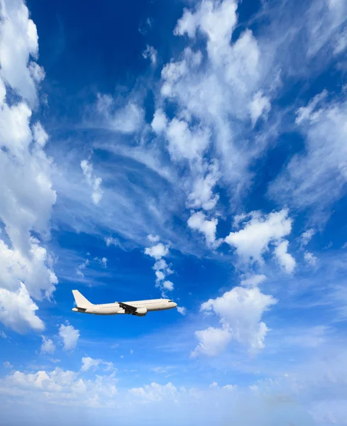 Flugzeug am Himmel — Stockfoto