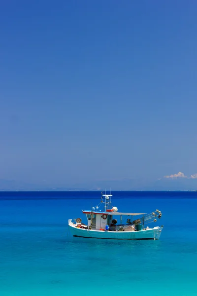 Barca da pesca nel Mar Ionio — Foto Stock