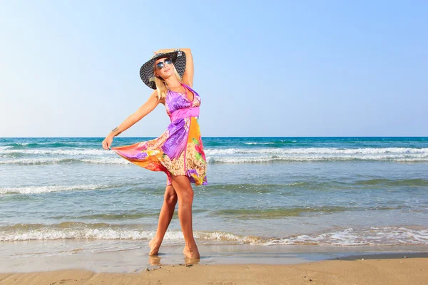 Vrouw op het strand — Stockfoto