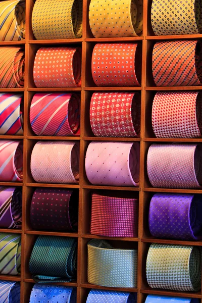 Krawatten im Regal — Stockfoto