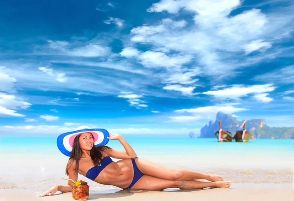 Young woman on the beach — Stock Photo, Image