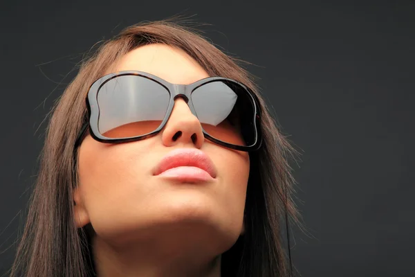 Krásné dlouhé vlasy bruneta žena nosí sluneční brýle — Stock fotografie