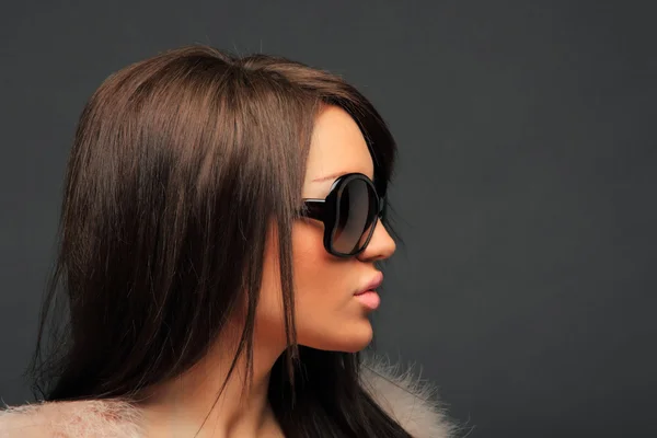 Μελαχρινή γυναίκα όμορφα μακριά μαλλιά που φοράει γυαλιά ηλίου — Φωτογραφία Αρχείου