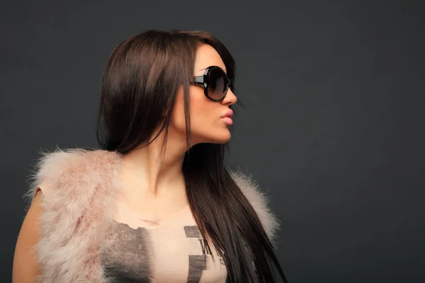 Bella donna bruna capelli lunghi indossando occhiali da sole — Foto Stock