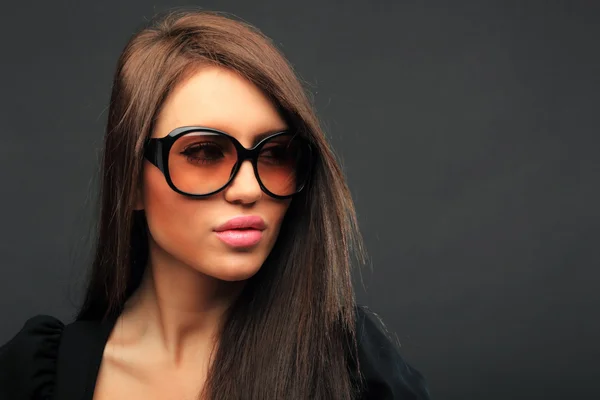 Hermoso pelo largo morena mujer usando gafas de sol — Foto de Stock