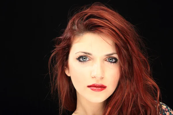 Szép hosszú haj, vörös haj nő portré — Stock Fotó