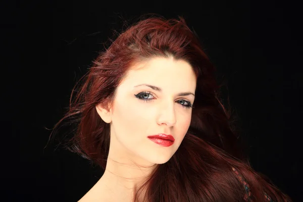 Piękne długie włosy czerwone włosy kobieta portret — Zdjęcie stockowe
