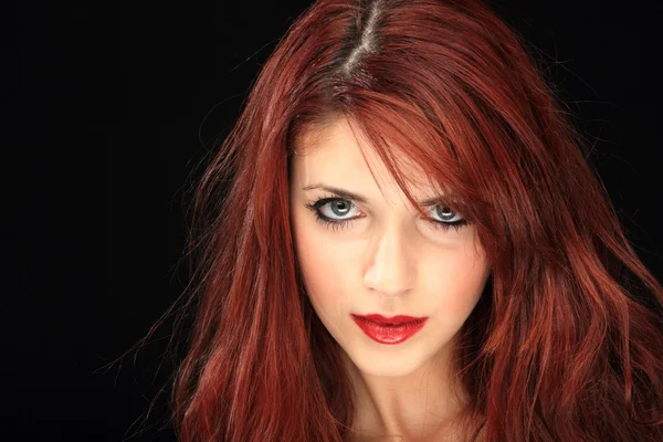 Piękne długie włosy czerwone włosy kobieta portret — Zdjęcie stockowe
