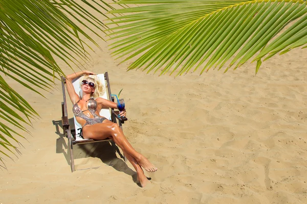 Frau in der Sommerlounge — Stockfoto