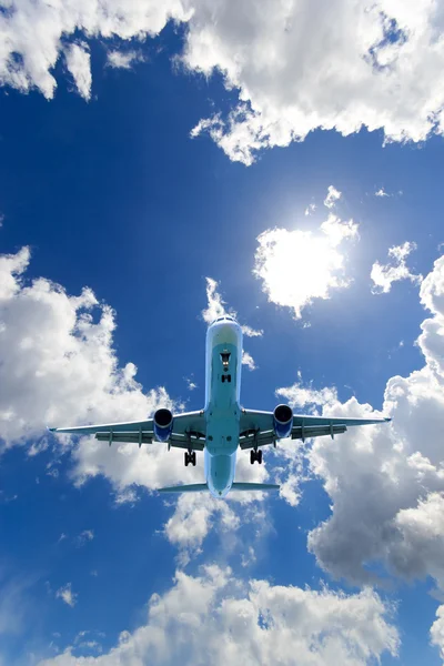 Flugzeug am Himmel — Stockfoto