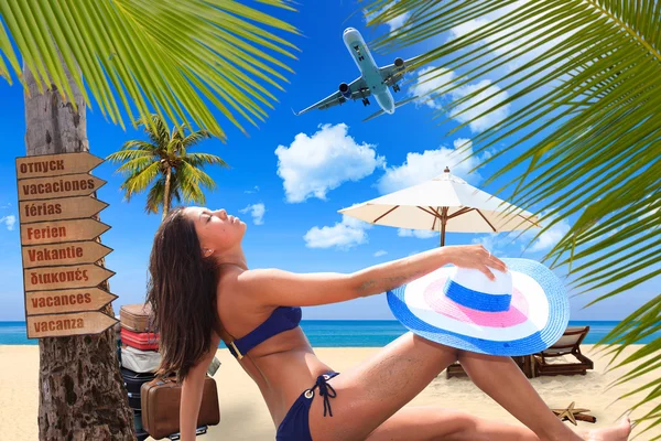 Mujer joven en la playa — Foto de Stock