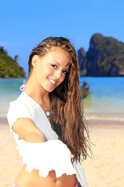 Jeune femme sur la plage — Photo