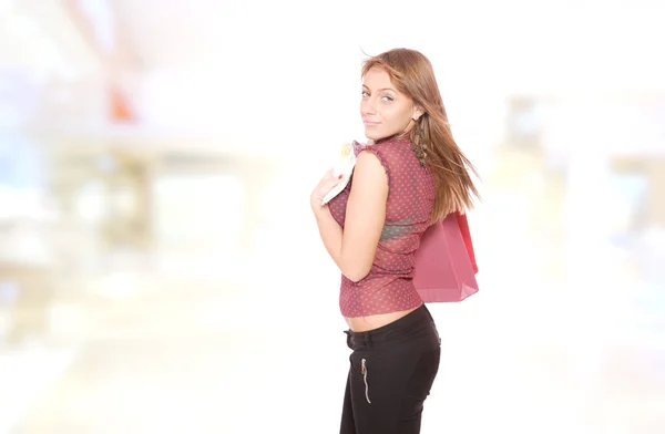 Joven mujer sonriendo en el centro comercial . — Foto de Stock