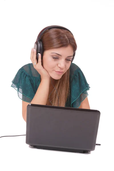 Mujer casual adorable con un ordenador portátil — Foto de Stock