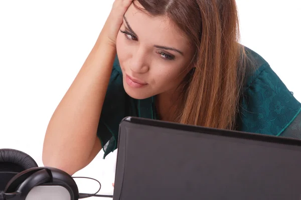 Mulher casual com um laptop, trabalhando no chão . — Fotografia de Stock