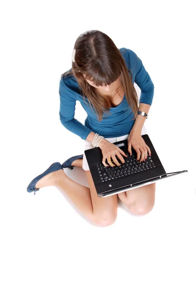 Mujer casual con un ordenador portátil, trabajando en el suelo . — Foto de Stock