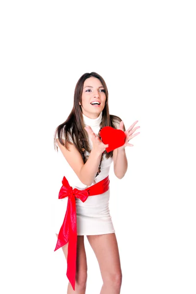 Jovem segurando um coração vermelho — Fotografia de Stock