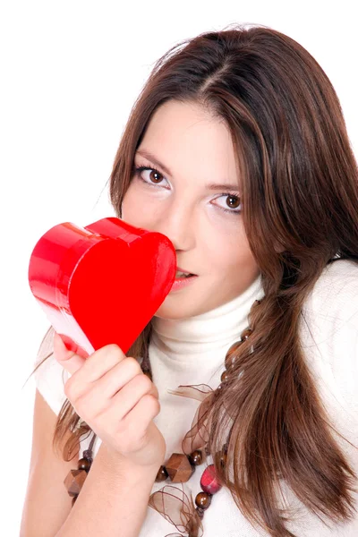 Mujer joven sosteniendo un corazón rojo — Foto de Stock