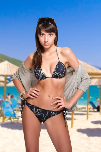Frau im Bikini — Stockfoto