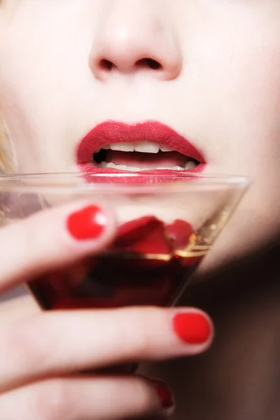 Belle femme blonde avec verre — Photo