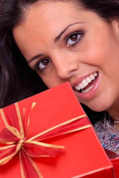 Retrato de invierno de una hermosa joven sonriente —  Fotos de Stock