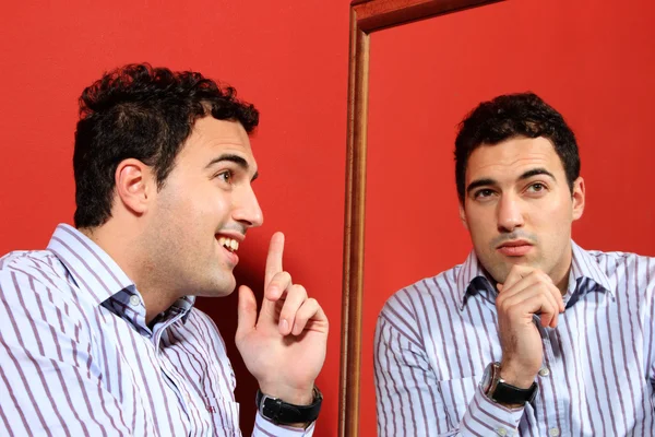 Een man, met twee gezichten op de spiegel — Stockfoto