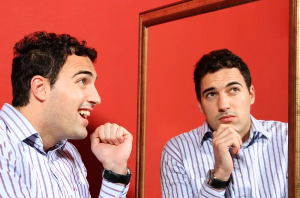 En man med två ansikten på spegeln — Stockfoto