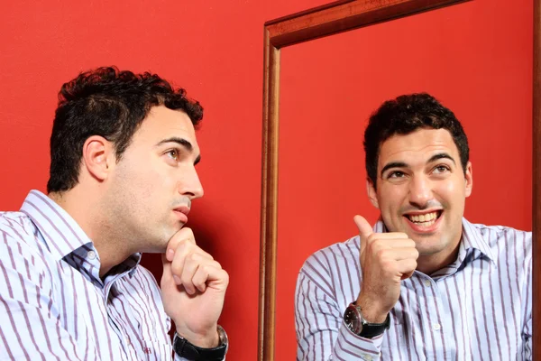 Один человек с двумя лицами на зеркале — стоковое фото